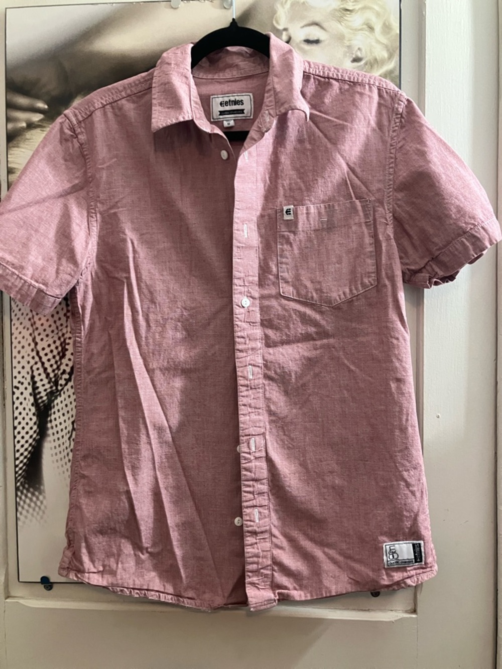Etnies Men's Short-Sleeve Button-Down Shirt striped red and white